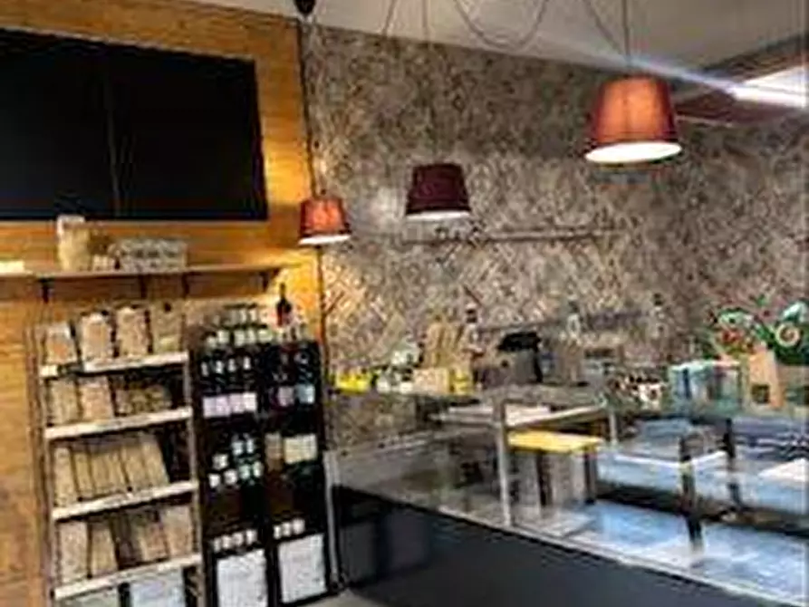 Immagine 1 di Attività commerciale in vendita  a Legnano