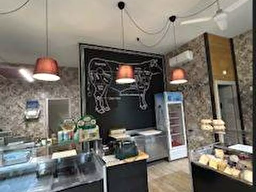 Immagine 2 di Attività commerciale in vendita  a Legnano