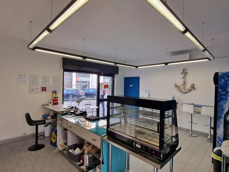 Immagine 2 di Attività commerciale in vendita  a Legnano