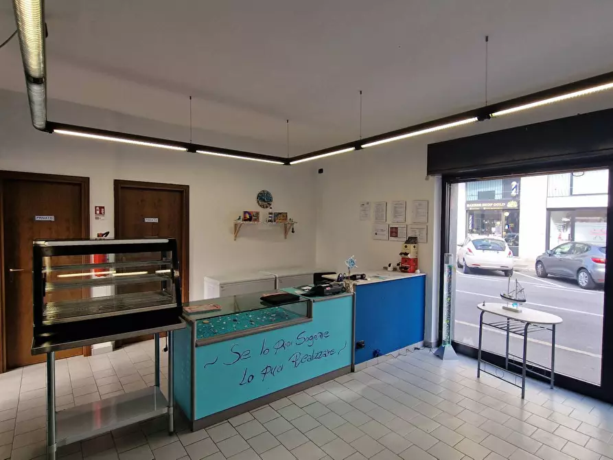 Immagine 3 di Attività commerciale in vendita  a Legnano