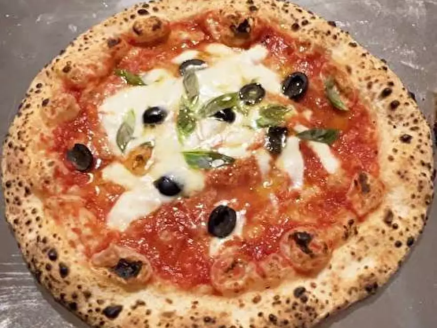 Immagine 1 di Attività commerciale in vendita  a Legnano
