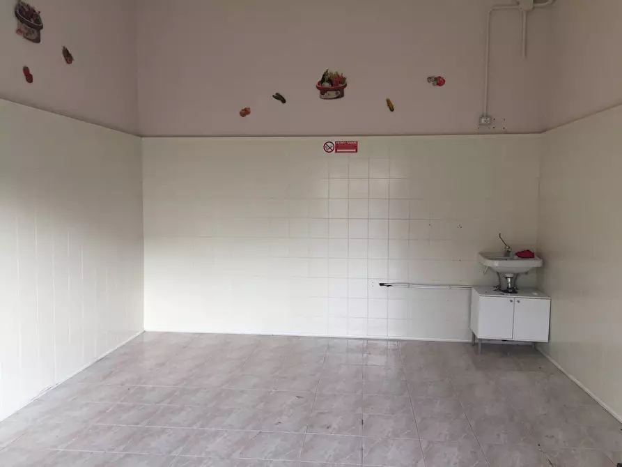 Immagine 1 di Locale commerciale in affitto  in TELESE VIA CRISTOFORO COLOMBO a Castelvenere