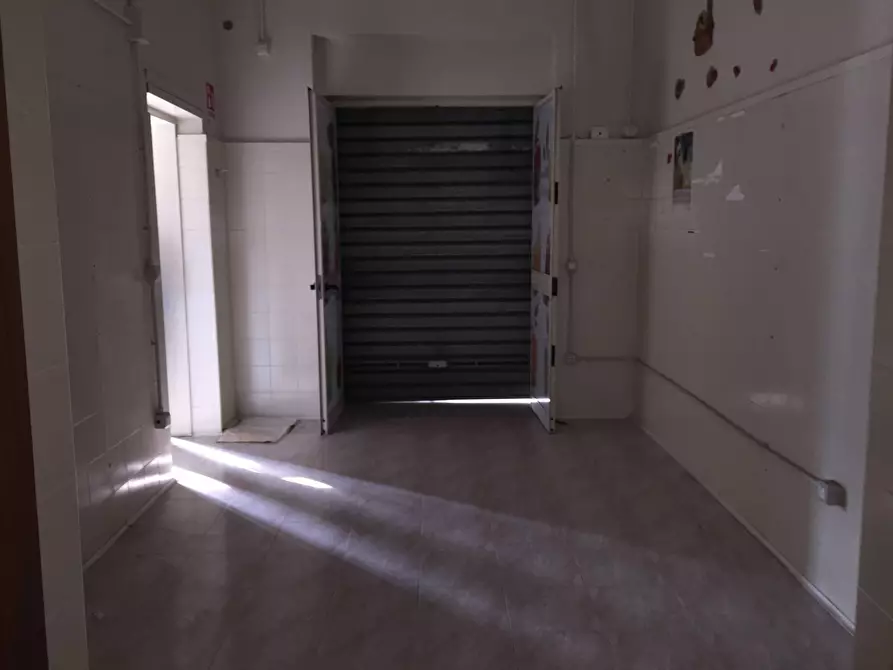 Immagine 2 di Locale commerciale in affitto  in TELESE VIA CRISTOFORO COLOMBO a Castelvenere