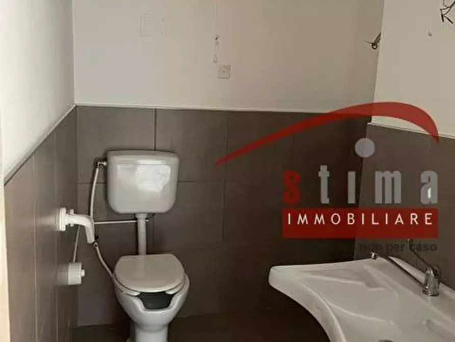 Immagine 10 di Locale commerciale in vendita  in via tevere 51 a Siracusa