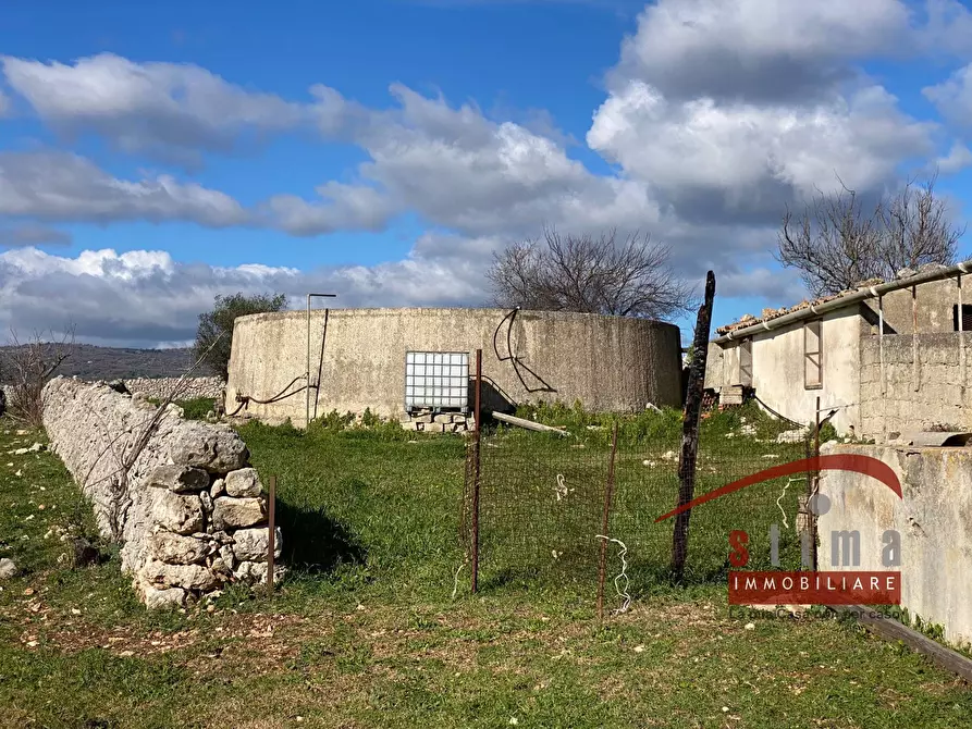 Immagine 12 di Rustico / casale in vendita  a Cassaro