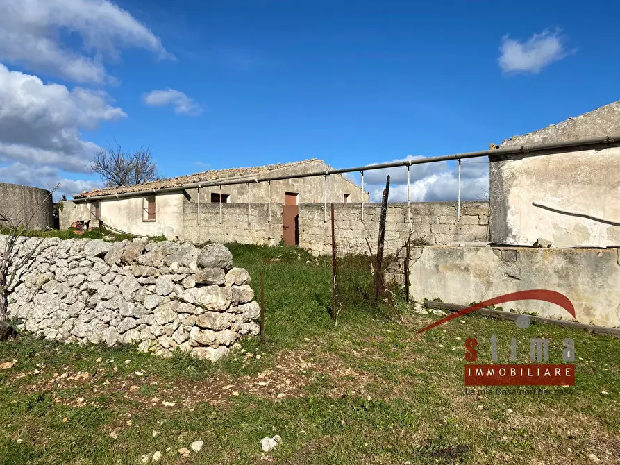 Immagine 13 di Rustico / casale in vendita  a Cassaro