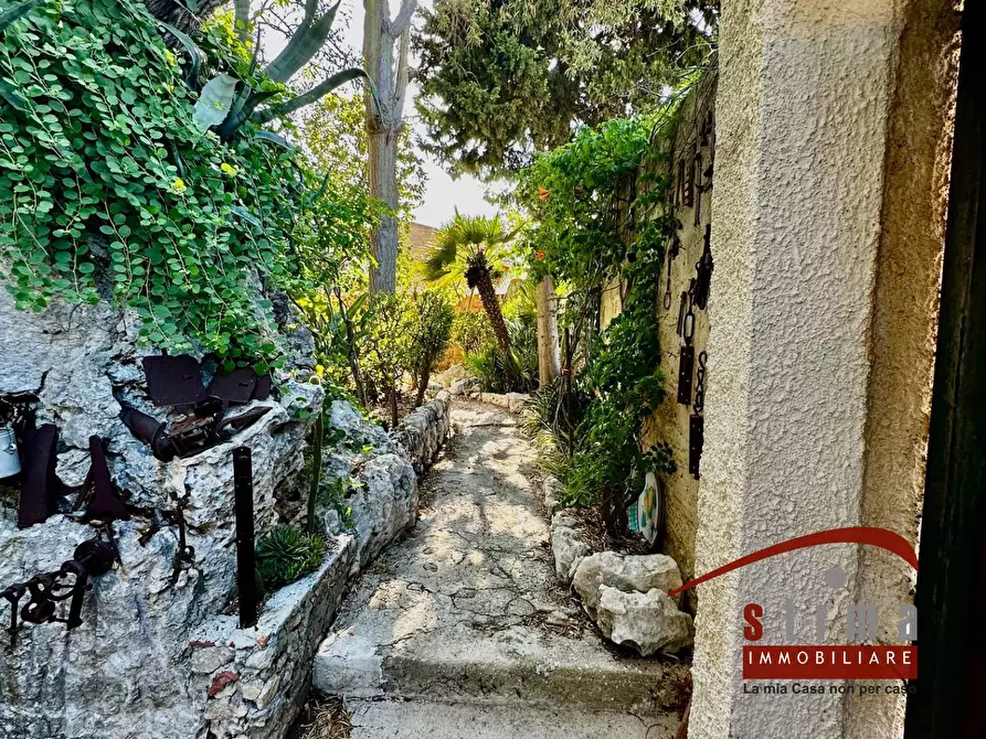 Immagine 2 di Villa in vendita  in via ovidio 14 a Siracusa