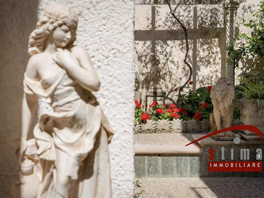 Immagine 16 di Palazzo in vendita  in via san pietro 26 a Siracusa