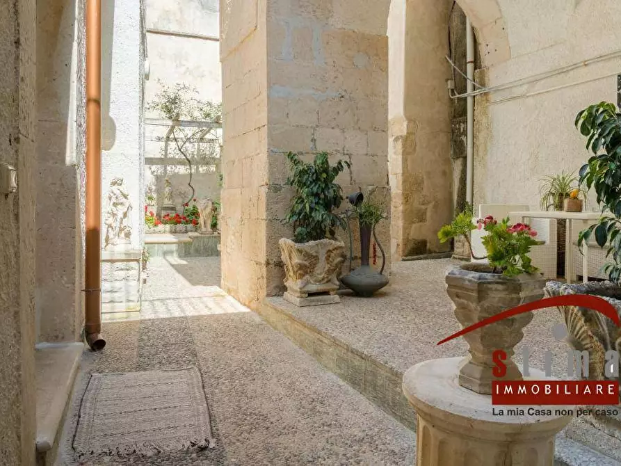 Immagine 18 di Palazzo in vendita  in via san pietro 26 a Siracusa