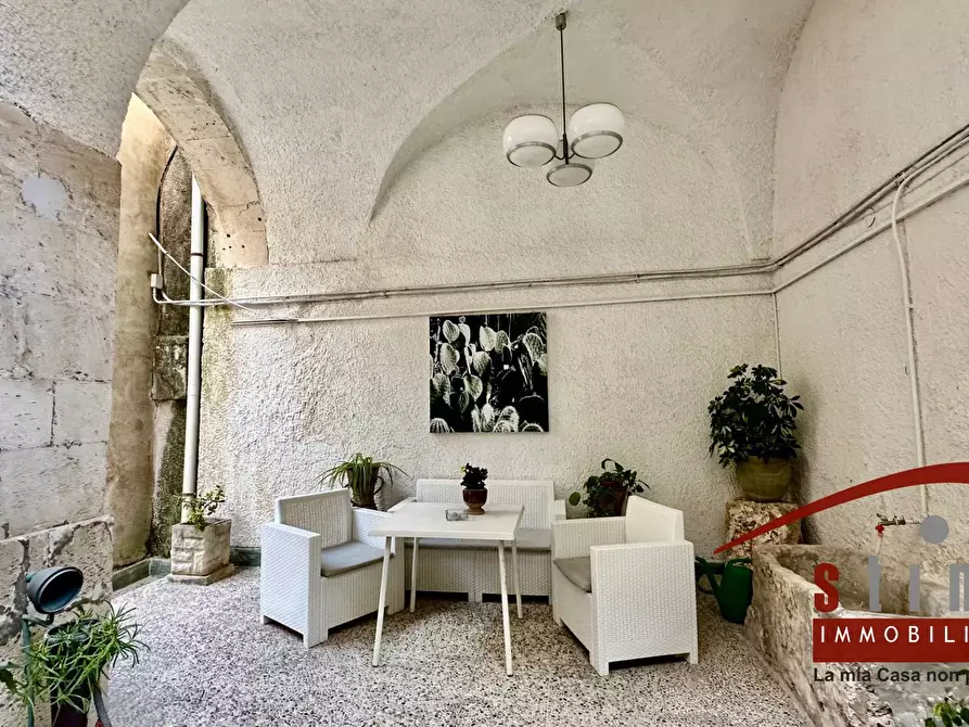 Immagine 40 di Palazzo in vendita  in via san pietro 26 a Siracusa
