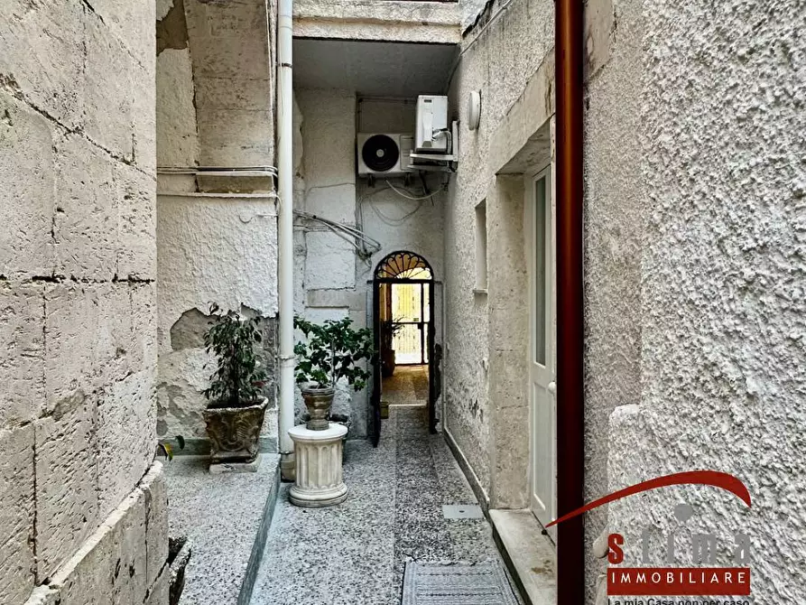 Immagine 42 di Palazzo in vendita  in via san pietro 26 a Siracusa