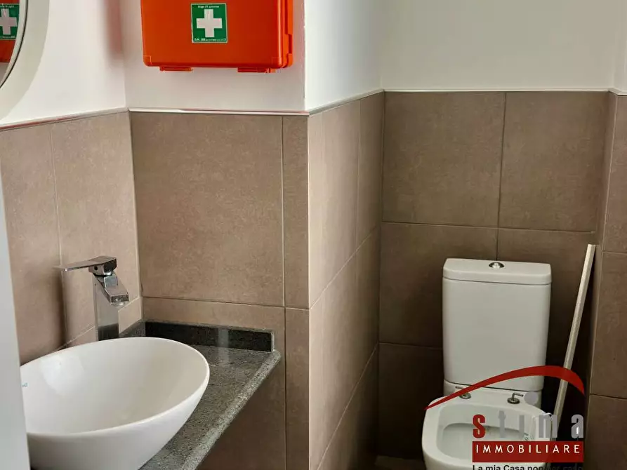 Immagine 11 di Locale commerciale in vendita  in via tevere 51 a Siracusa