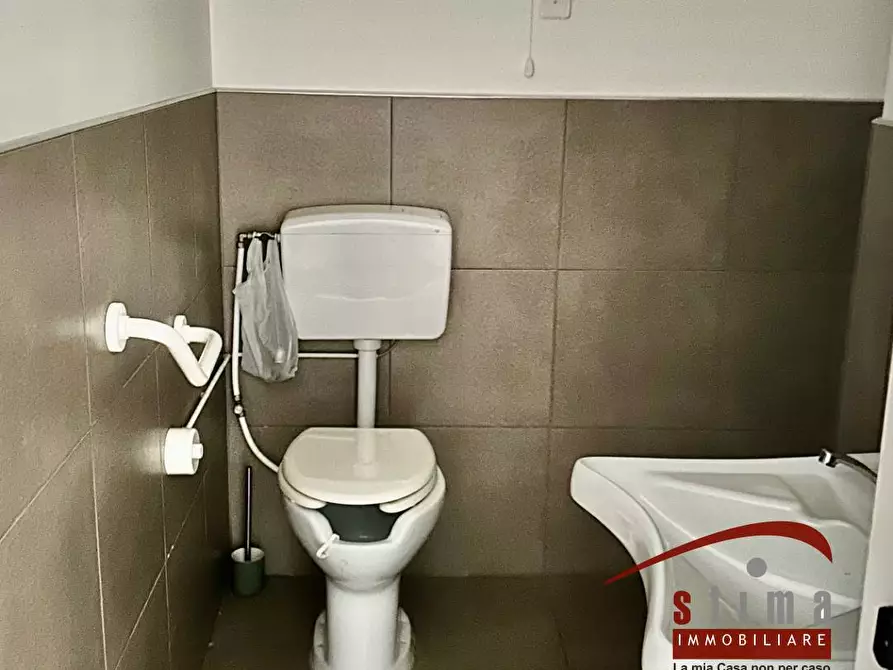 Immagine 12 di Locale commerciale in vendita  in via tevere 51 a Siracusa