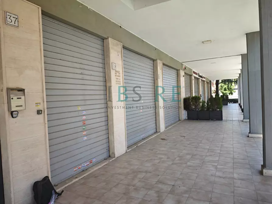 Immagine 4 di Negozio in vendita  in Via Luigi Pirandello a Roma