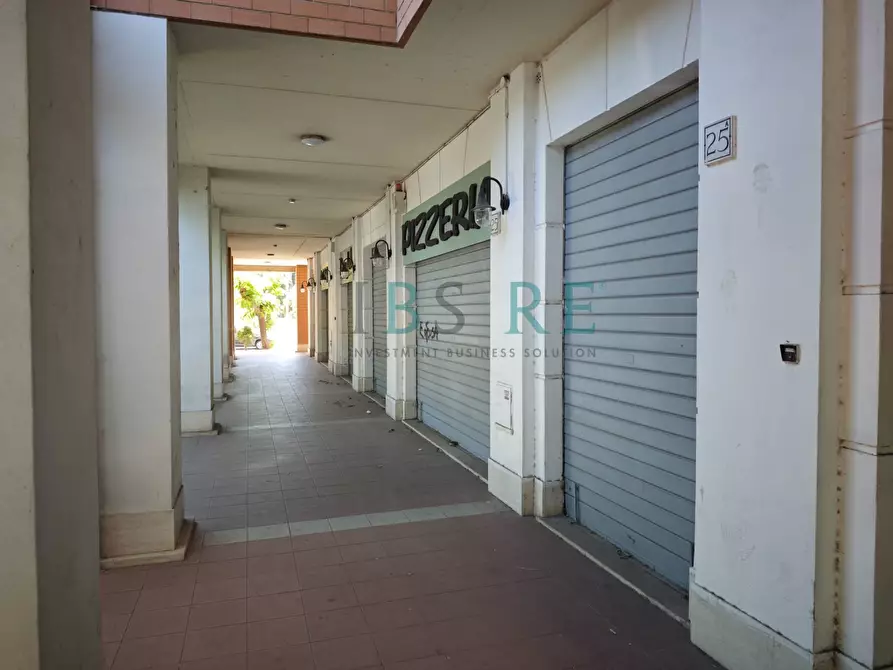 Immagine 4 di Negozio in vendita  in Via Luigi Pirandello a Roma