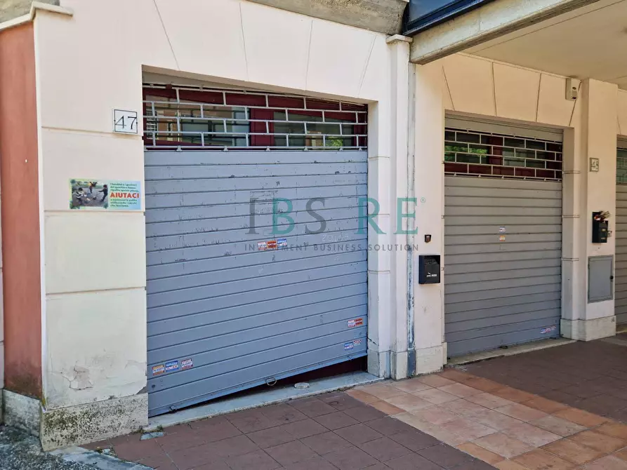 Immagine 2 di Negozio in vendita  in Piazza Leonardo Sciascia 45-50 a Roma