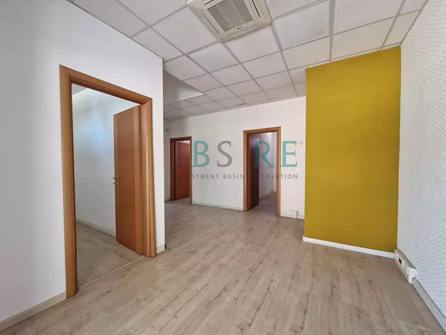 Immagine 3 di Negozio in vendita  in Piazza Leonardo Sciascia 45-50 a Roma