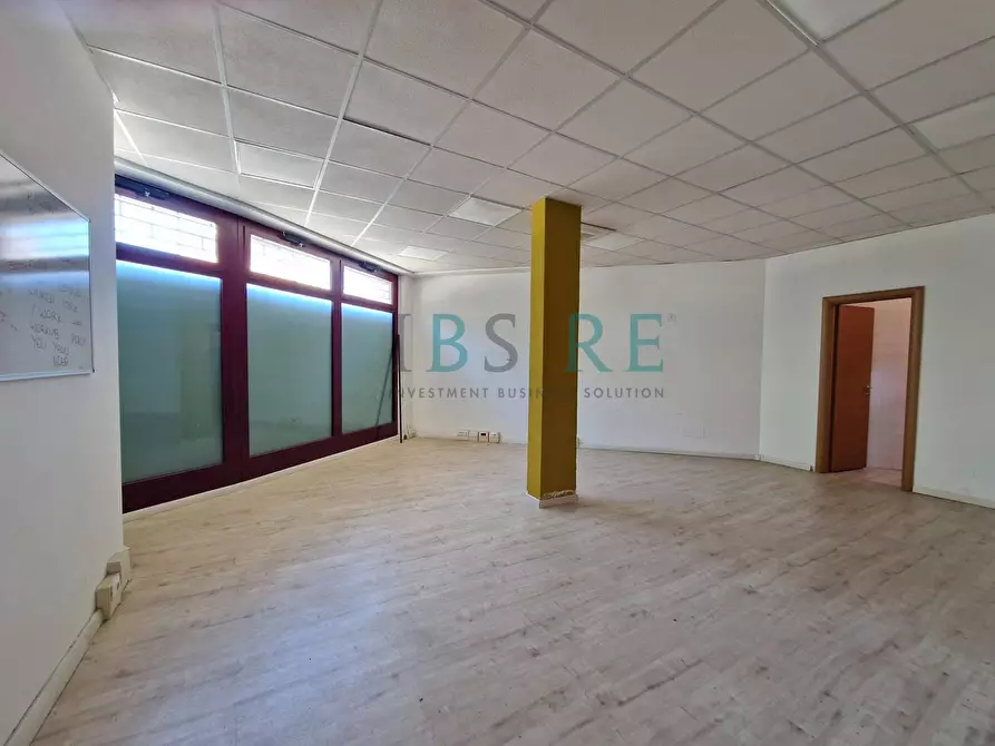 Immagine 4 di Negozio in vendita  in Piazza Leonardo Sciascia 45-50 a Roma