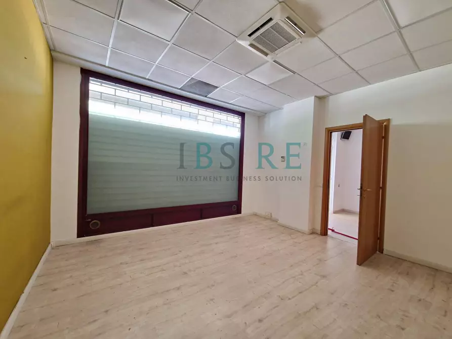 Immagine 5 di Negozio in vendita  in Piazza Leonardo Sciascia 45-50 a Roma