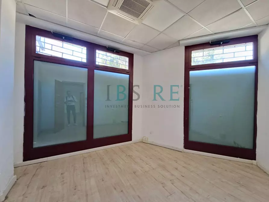 Immagine 6 di Negozio in vendita  in Piazza Leonardo Sciascia 45-50 a Roma