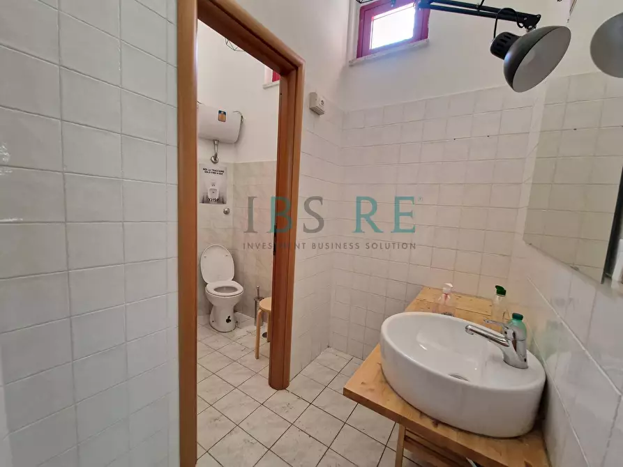 Immagine 7 di Negozio in vendita  in Piazza Leonardo Sciascia 45-50 a Roma