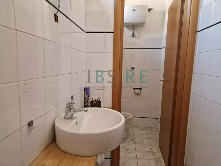 Immagine 8 di Negozio in vendita  in Piazza Leonardo Sciascia 45-50 a Roma