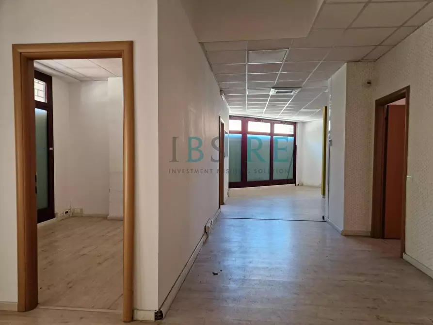 Immagine 10 di Negozio in vendita  in Piazza Leonardo Sciascia 45-50 a Roma