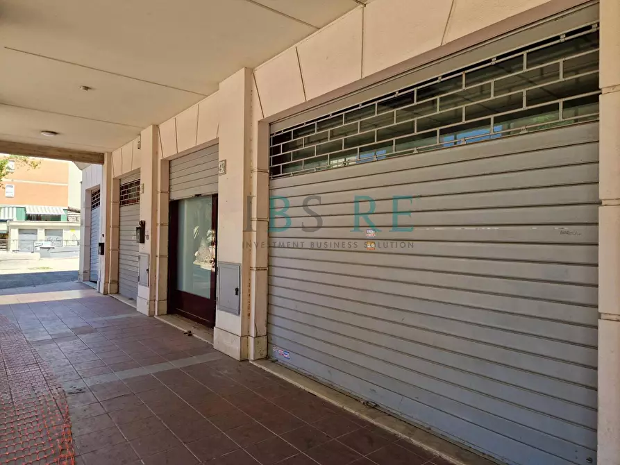 Immagine 11 di Negozio in vendita  in Piazza Leonardo Sciascia 45-50 a Roma