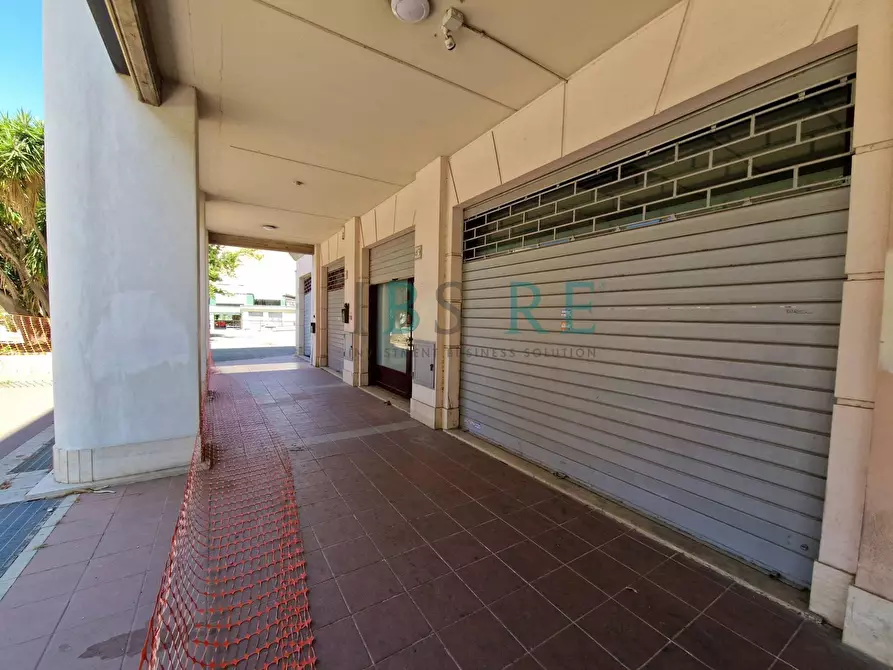 Immagine 12 di Negozio in vendita  in Piazza Leonardo Sciascia 45-50 a Roma