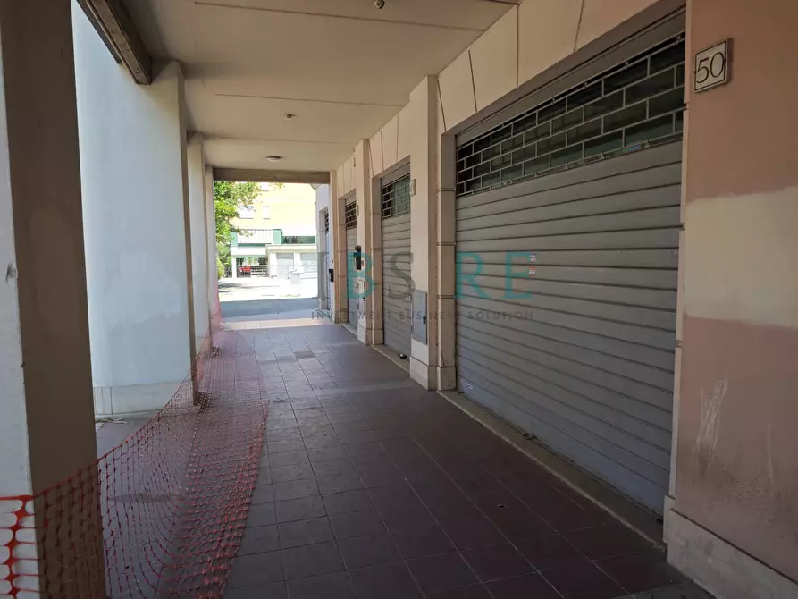 Immagine 16 di Negozio in vendita  in Piazza Leonardo Sciascia 45-50 a Roma