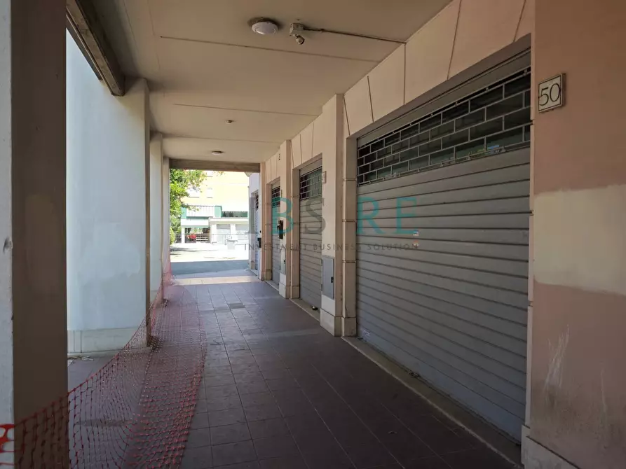 Immagine 17 di Negozio in vendita  in Piazza Leonardo Sciascia 45-50 a Roma