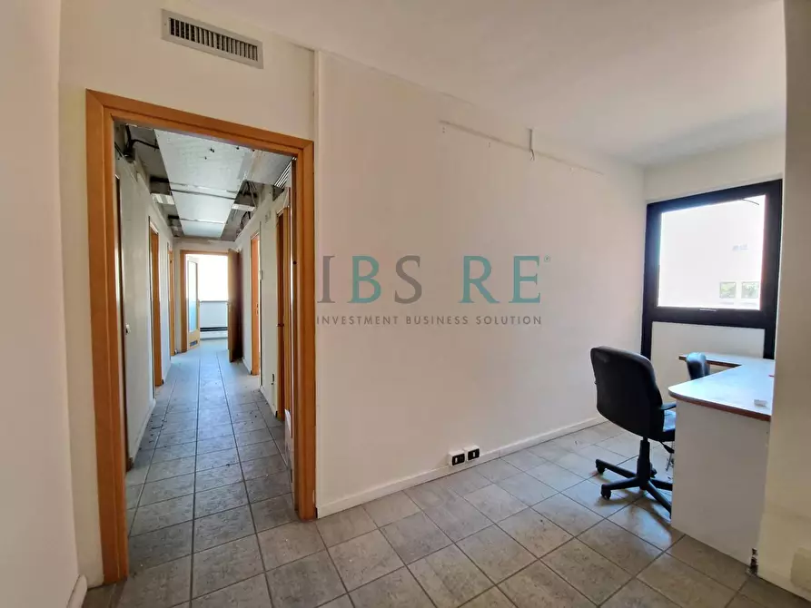 Immagine 8 di Ufficio in vendita  in Via Grazia Deledda a Roma