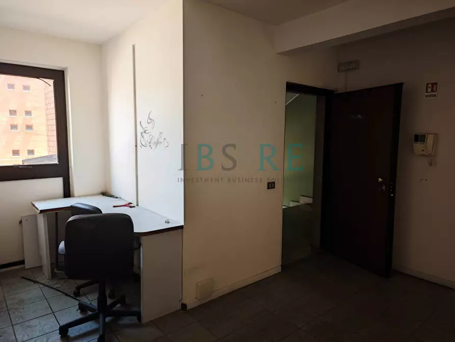 Immagine 18 di Ufficio in vendita  in Via Grazia Deledda a Roma