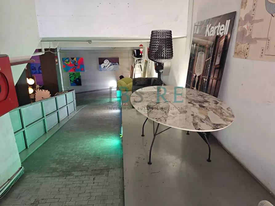 Immagine 9 di Locale commerciale in vendita  in via Ostiense 83-95 a Roma