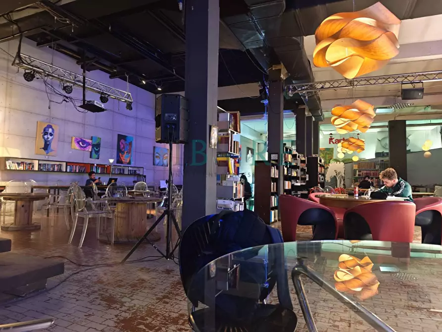 Immagine 3 di Locale commerciale in vendita  in via Ostiense 83-95 a Roma