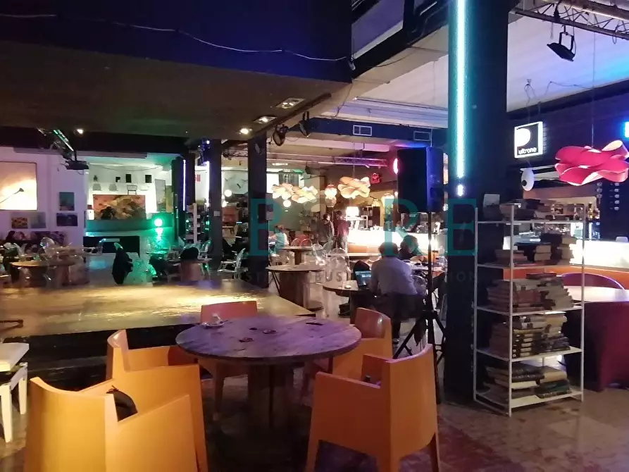 Immagine 2 di Locale commerciale in vendita  in via Ostiense 83-95 a Roma