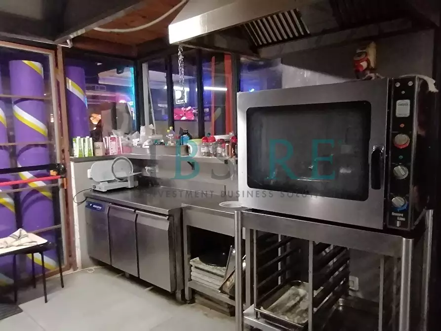 Immagine 16 di Locale commerciale in vendita  in via Ostiense 83-95 a Roma