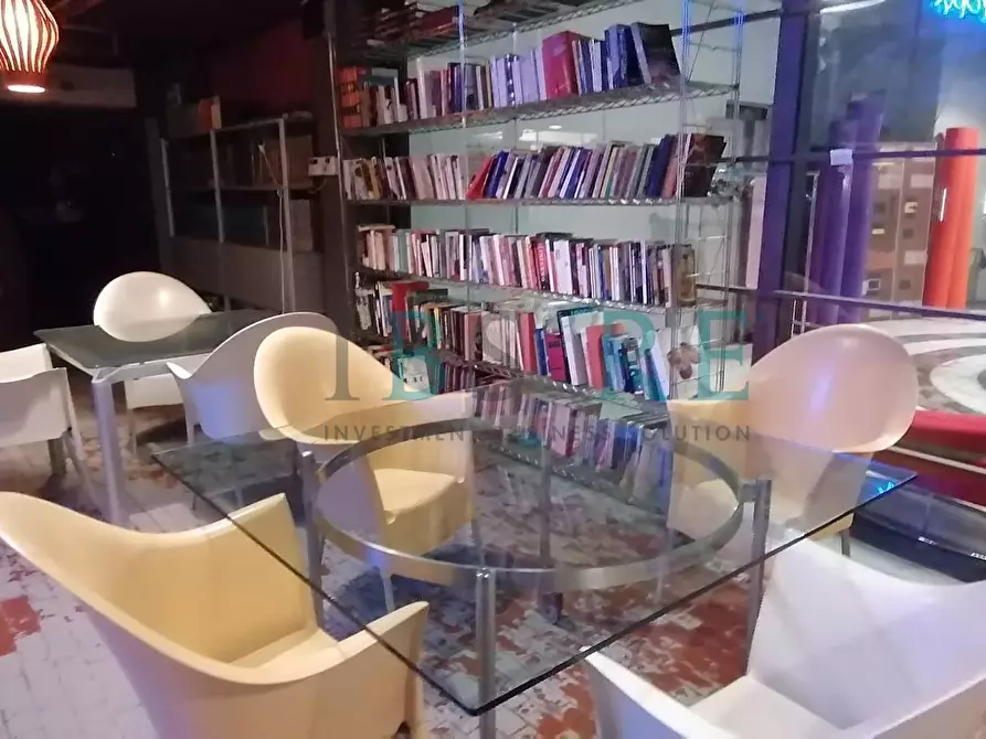 Immagine 17 di Locale commerciale in vendita  in via Ostiense 83-95 a Roma