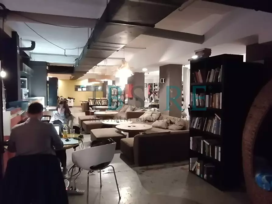 Immagine 19 di Locale commerciale in vendita  in via Ostiense 83-95 a Roma