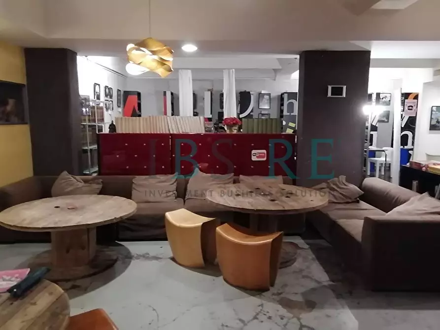 Immagine 21 di Locale commerciale in vendita  in via Ostiense 83-95 a Roma