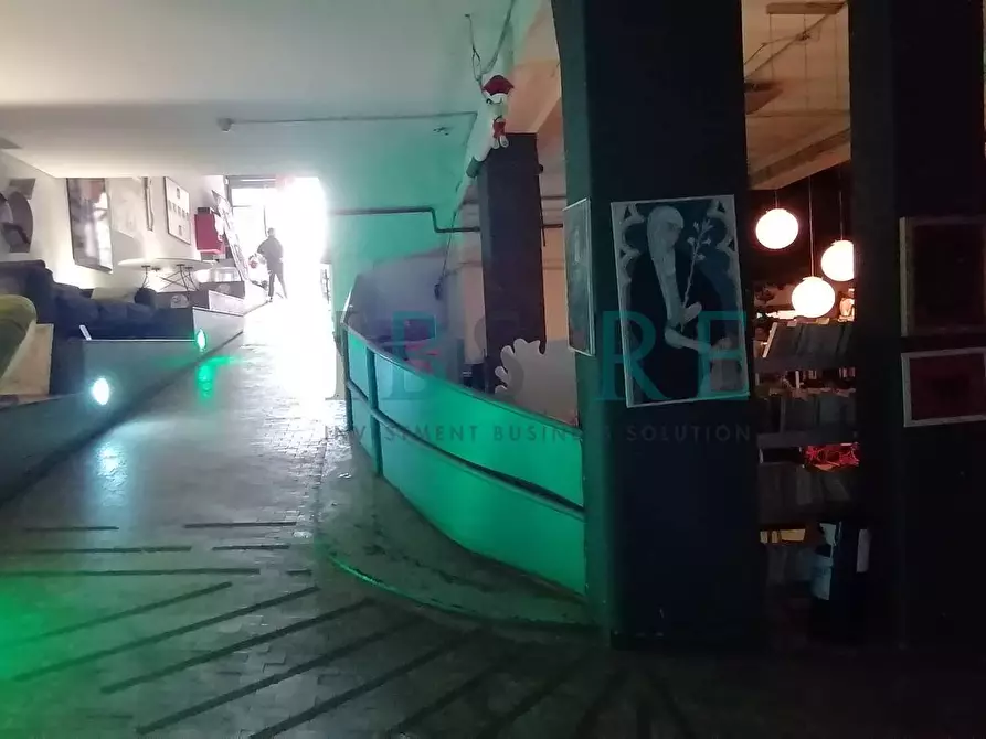 Immagine 24 di Locale commerciale in vendita  in via Ostiense 83-95 a Roma