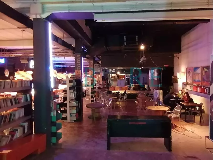 Immagine 25 di Locale commerciale in vendita  in via Ostiense 83-95 a Roma