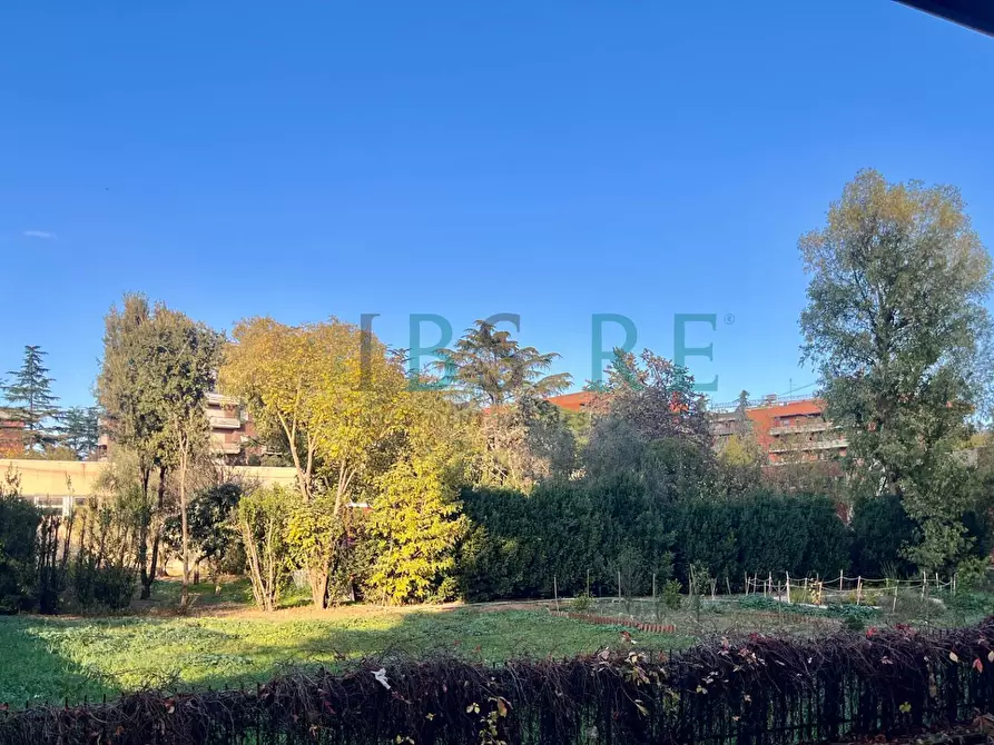 Immagine 5 di Appartamento in vendita  in Via Simone Martini a Roma