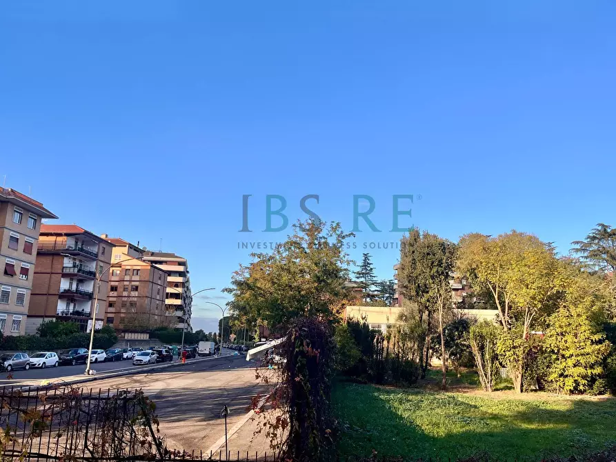 Immagine 10 di Appartamento in vendita  in Via Simone Martini a Roma