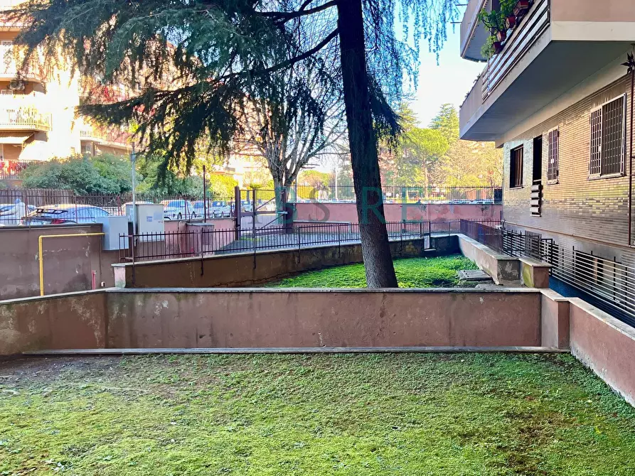 Immagine 16 di Appartamento in vendita  in Via Simone Martini a Roma