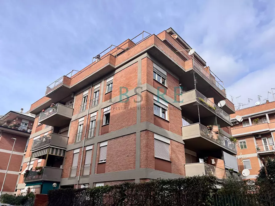 Immagine 2 di Appartamento in vendita  in Via Dei Della Bitta a Roma