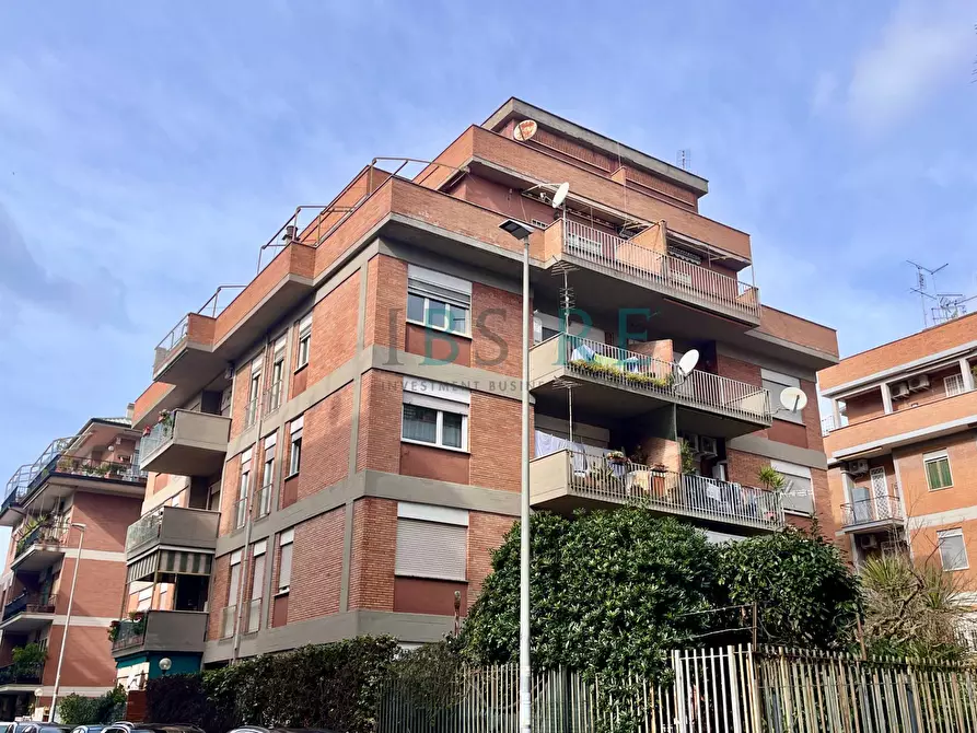 Immagine 3 di Appartamento in vendita  in Via Dei Della Bitta a Roma