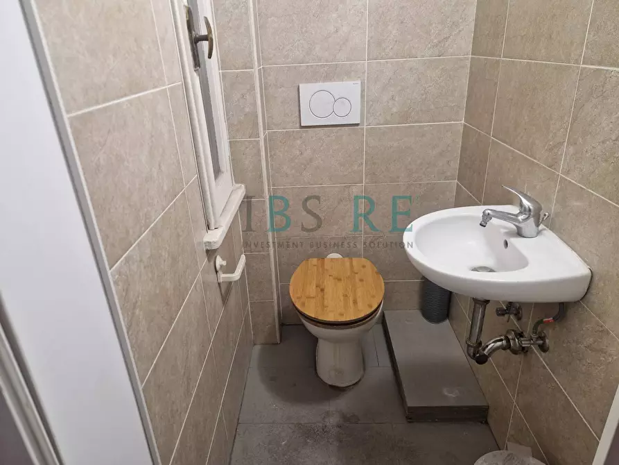 Immagine 10 di Locale commerciale in affitto  in via nomentana 332 a Roma