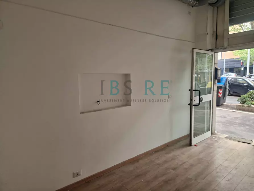 Immagine 8 di Locale commerciale in affitto  in via nomentana 332 a Roma