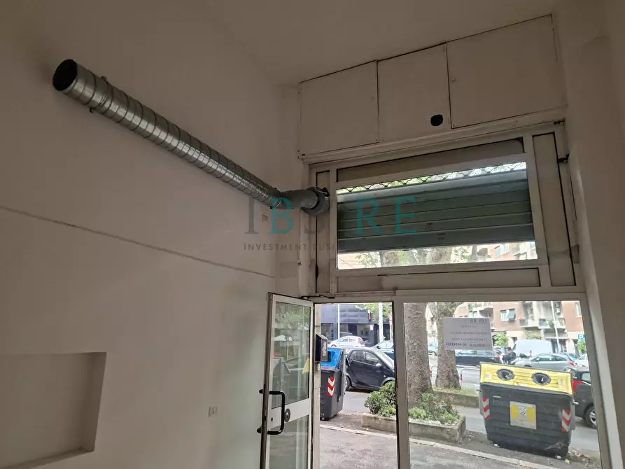 Immagine 14 di Locale commerciale in affitto  in via nomentana 332 a Roma